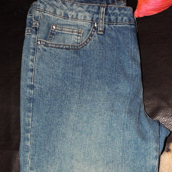 Willi Smith - Embellished w/Beads in a Floral Design -  3/4 Jean Capri Pant - Picture 2 of 4